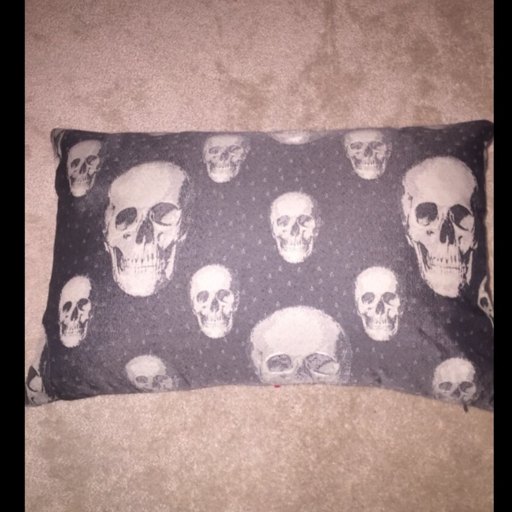 Skull Pillow - Picture 4 of 4